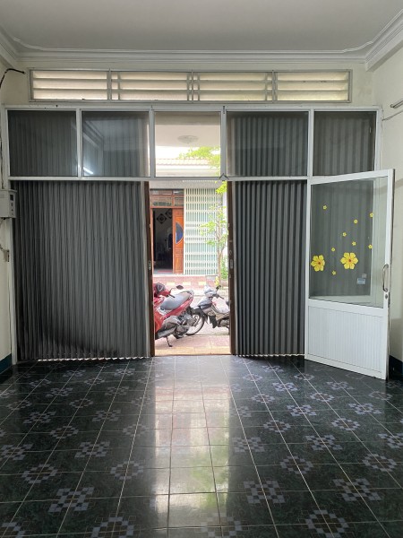 Cho thuê nhà mặt tiền nguyên căn đường Nguyễn Trung Trực, DT 5X16m, 1 trệt 2 lầu, vị trí trung tâm.