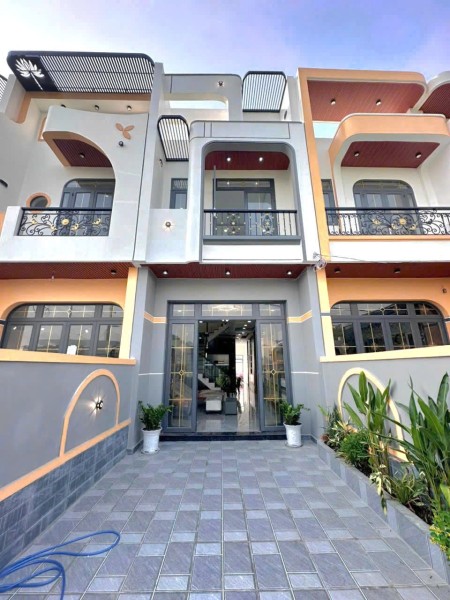 Nhà xây mới 2 tầng gần UBND xã Bến Lức , DT 100m2, nhận nhà ngay