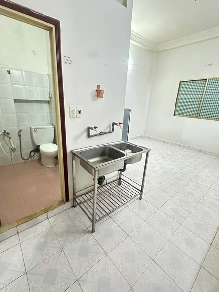 Cho thuê phòng lầu 1, 20m2, WC riêng, ngay chợ Tân Sơn Nhất, Nguyễn Kiệm