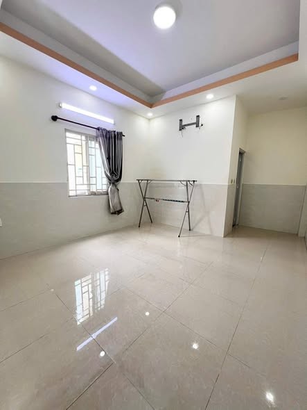 Phòng cửa sổ trời, máy lạnh mới tại Nguyễn Gia Trí (D2) - 4.4 triệu