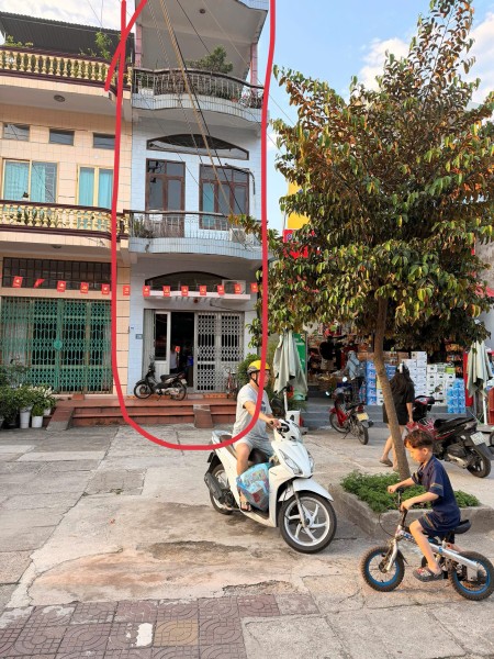 Bán nhà mặt phố Lý Thường Kiệt, gần chợ Cửa Ông, Đền Cửa Ông, sân siêu rộng. Cách Hạ Long Xanh 40km