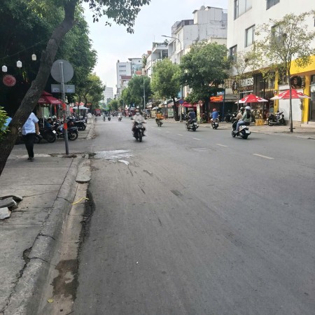 Bán gấp nhà lô góc mặt tiền đường 30m có vỉa hè.