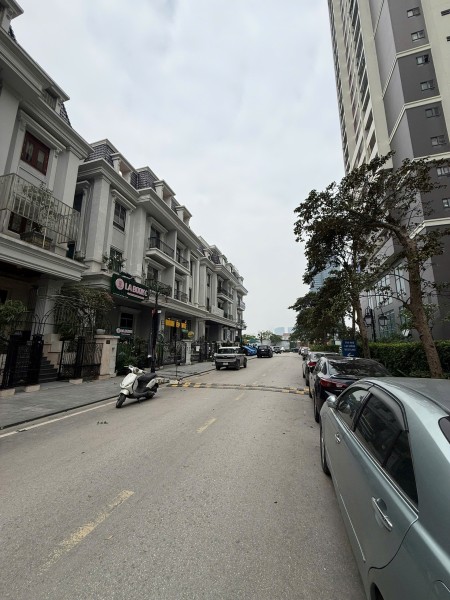 Bán nhiều BT Ciputra – 150m2 - có hầm cạnh công viên hồ 65ha đã có sổ - nhận nhà ngay