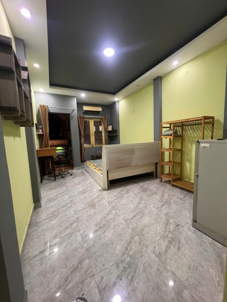 Phòng Lầu 2 có ban công cửa sổ thoáng mát, giờ tư do ngay MT Hồ Văn Huê