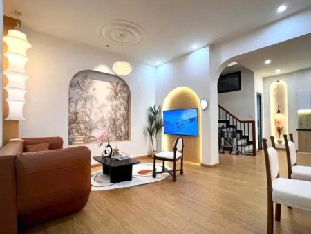Bán nhà đẹp ngay trung tâm Nguyễn Văn Linh!
