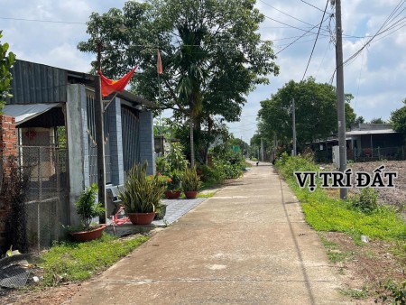 Bán lô đất liền kề nhà dân, cách trung tâm thương mại Chơn Thành khoảng 1km.