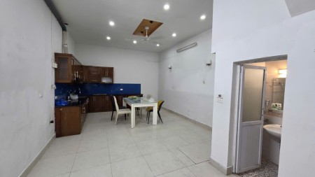 Cho thuê cả nhà 2.5 tầng, mặt tiền rộng 4.7m, ngõ rộng ô tô đánh vào nhà, gần ngõ 192 Lê Trọng Tấn