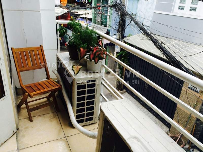 Phòng Dorm tại 214/B17 Nguyễn Trãi, Quận 1. DT 25m2, giá 1.3 triệu/tháng