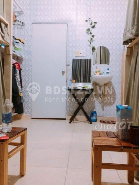 Phòng Dorm tại 214/B17 Nguyễn Trãi, Quận 1. DT 25m2, giá 1.3 triệu/tháng