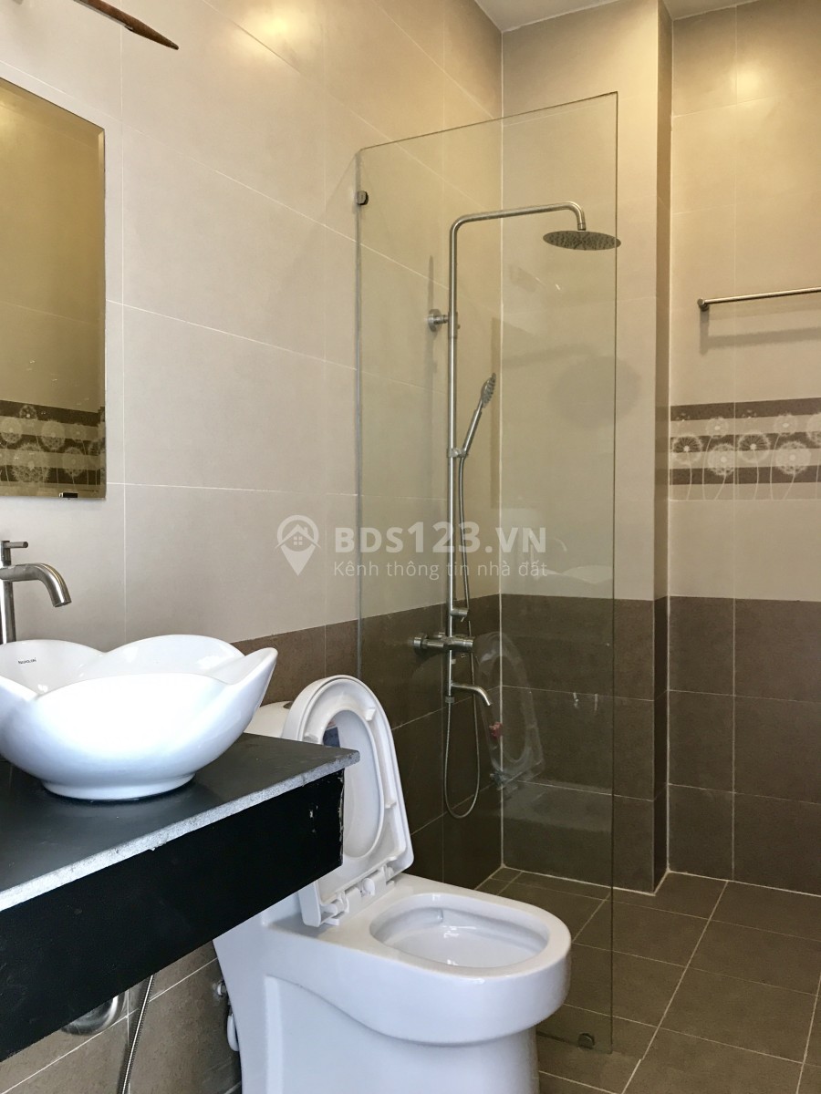 Phòng mặt tiền cao cấp mới xây, tiện nghi, ban công. Sát Quận 1