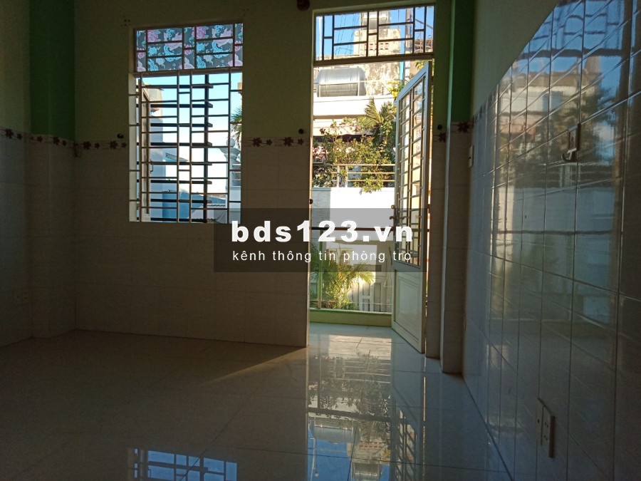 PHÒNG ĐẸP BAN CÔNG, MÁY LẠNH THOÁNG MÁT GẦN 3/2 VÀ XÓM ĐẤT