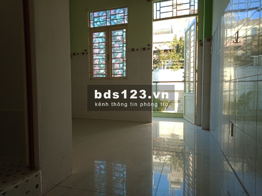 PHÒNG ĐẸP BAN CÔNG, MÁY LẠNH THOÁNG MÁT GẦN 3/2 VÀ XÓM ĐẤT