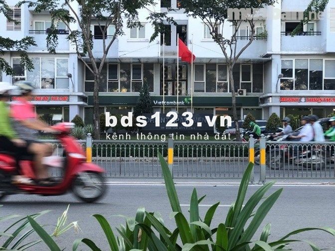 Cho thuê Shophouse khối đế căn hộ mặt tiền Bến Vân Đồn Quận 4 – Giá rẻ
