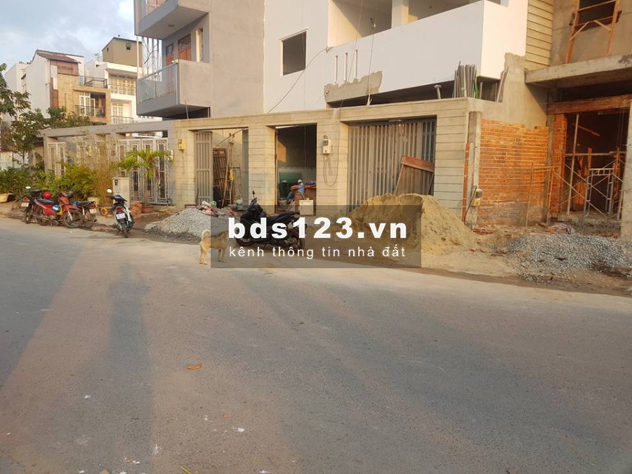 Cho thuê phòng lớn 50m2, mặt tiền đường, có thể làm kiot bán hàng, mặt đường bờ sông đẹp