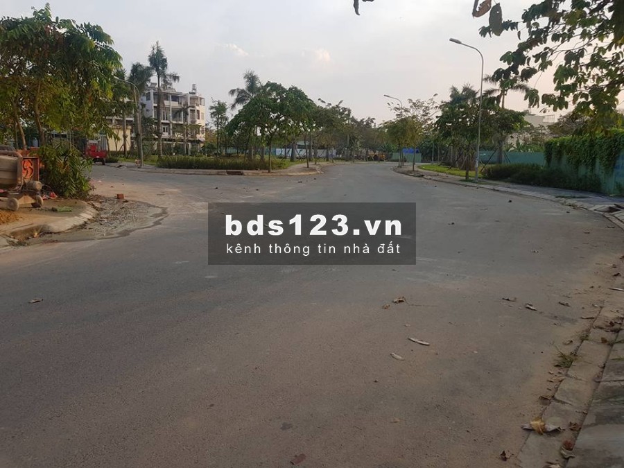 Cho thuê phòng lớn 50m2, mặt tiền đường, có thể làm kiot bán hàng, mặt đường bờ sông đẹp