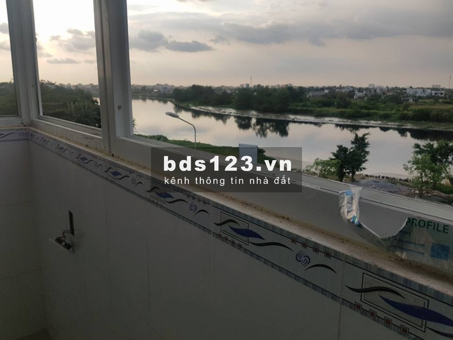 Cho thuê phòng lớn 50m2, mặt tiền đường, có thể làm kiot bán hàng, mặt đường bờ sông đẹp