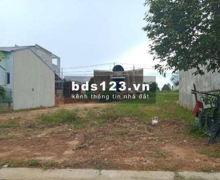 Chuyển công tác bán gấp căn nhà cấp 4 DT:150m2 và lô đất 300m2 SHR MT gần chợ,đông dân,...