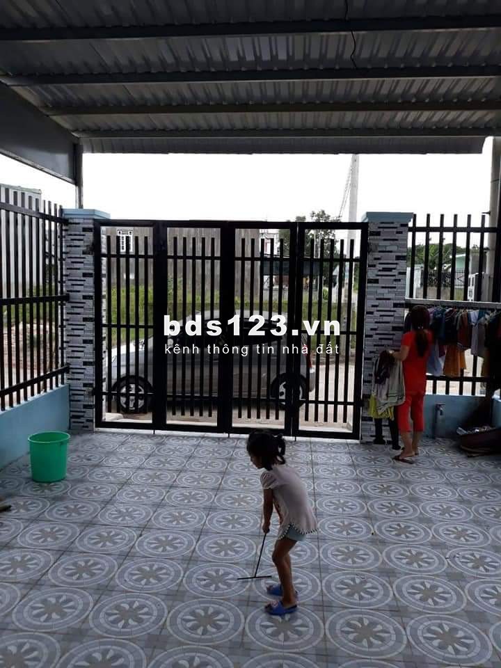 Chuyển công tác bán gấp căn nhà cấp 4 DT:150m2 và lô đất 300m2 SHR MT gần chợ,đông dân,...