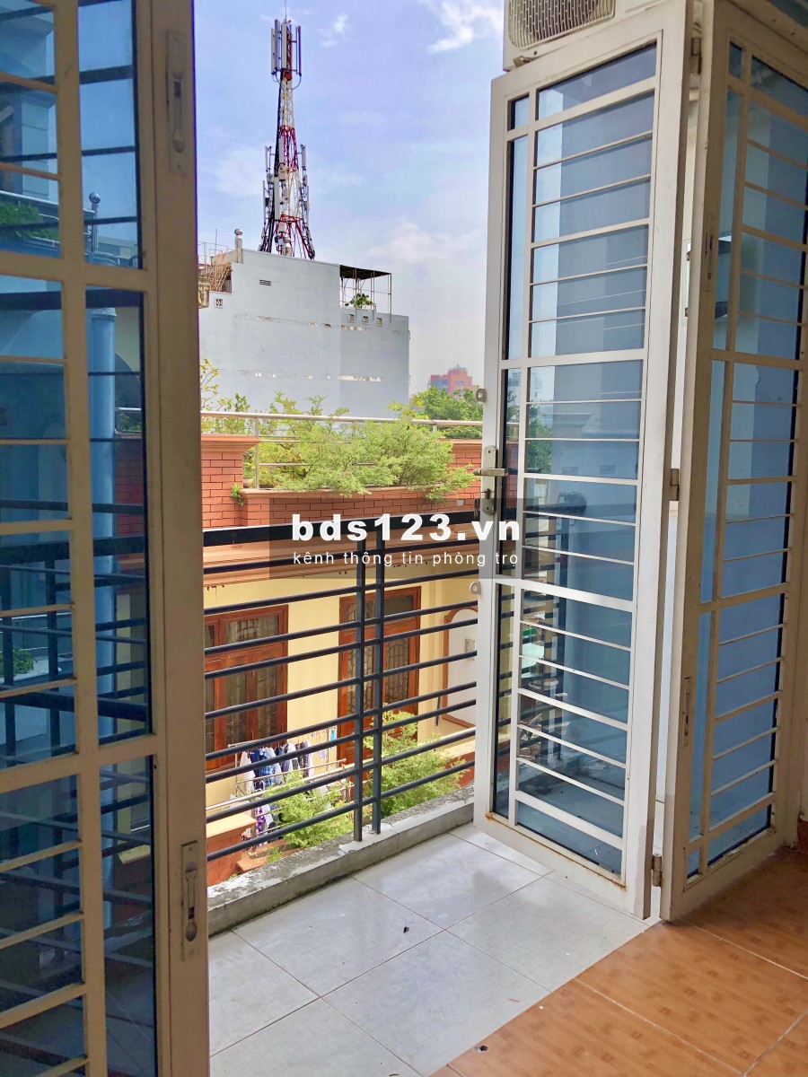Phòng mới, đẹp, có nội thất ban công. Gần ngã 4 Hàng Xanh. ĐBL