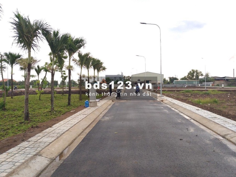 Đất tôi diện tích 300m2 ( 10 x 30 ) ,ngay trung tâm Đồng Xoài, shr