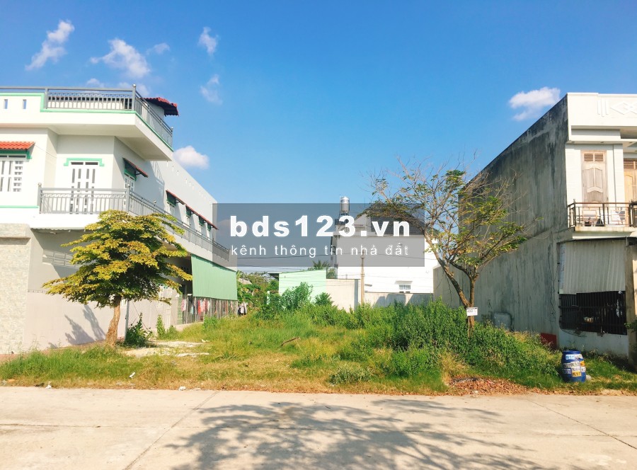 Gia đình tôi cần bán gấp 300m2 đất thổ cư 100%, sổ hồng, đường 16m ra kcn Việt Hàn Bình Dương