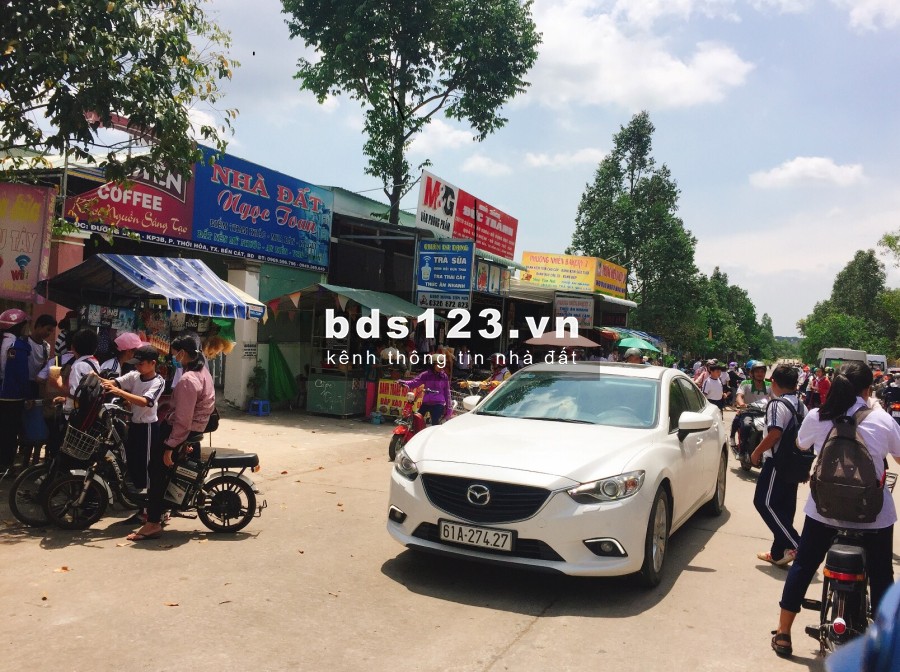 Gia đình tôi cần bán gấp 300m2 đất thổ cư 100%, sổ hồng, đường 16m ra kcn Việt Hàn Bình Dương