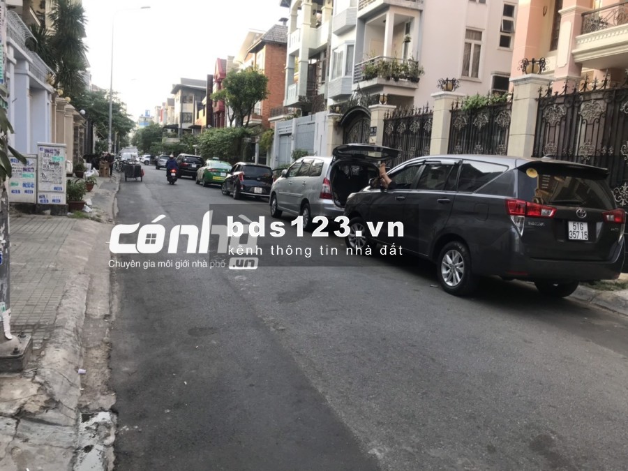 Cho thuê nhà mặt tiền đường Hoa Đào, phường 2, Phú Nhuận. dt 8x18m, 2 lầu _ CÓ NHÀ