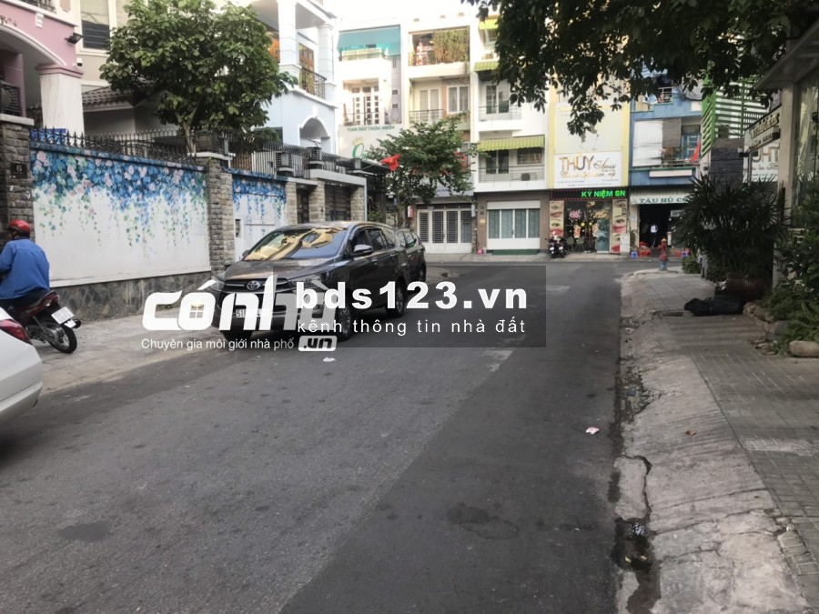 Cho thuê nhà mặt tiền đường Hoa Đào, phường 2, Phú Nhuận. dt 8x18m, 2 lầu _ CÓ NHÀ