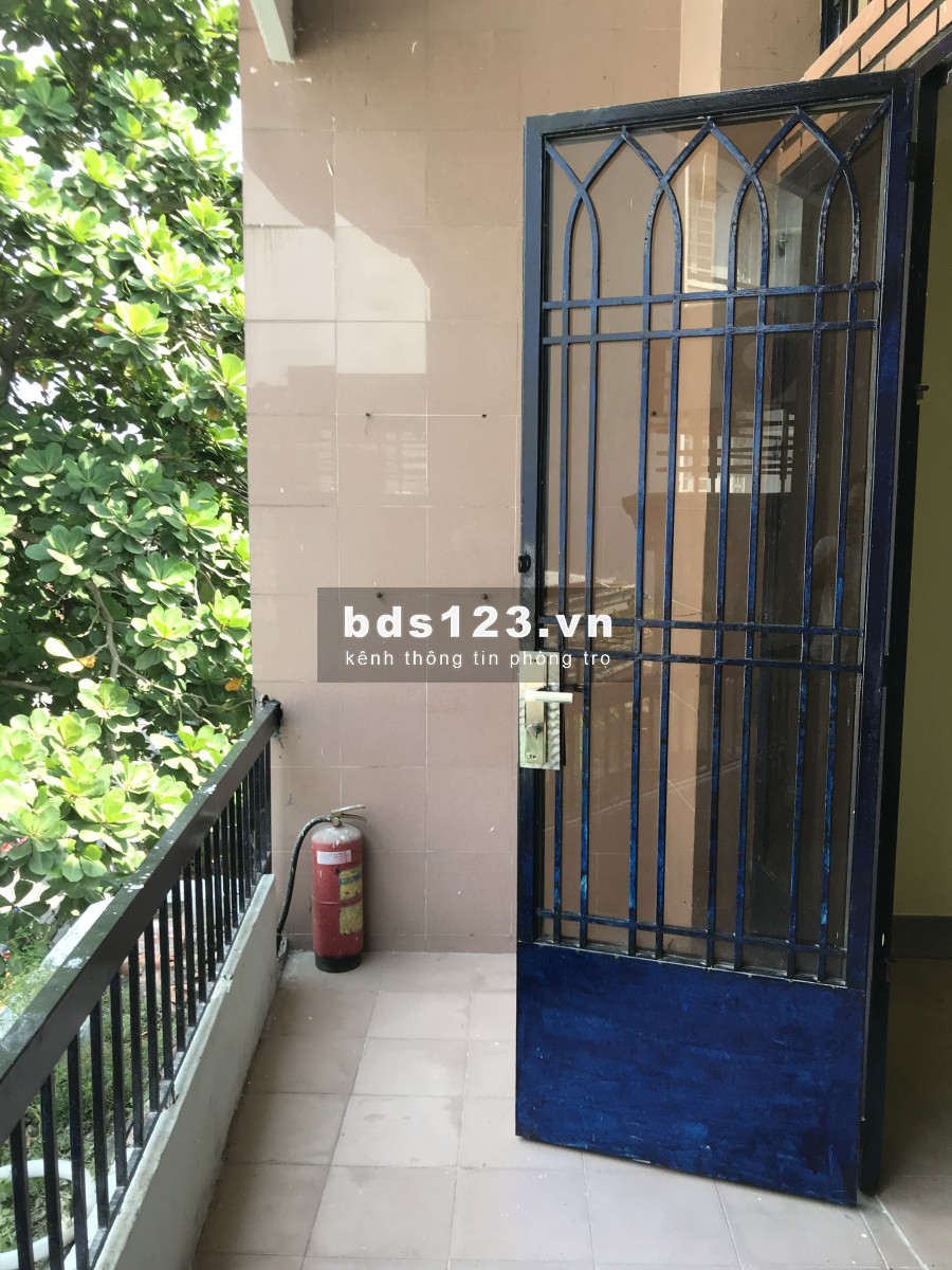 Phòng gần ngã tư bảy Hiền ( CMT8 -Lý Thường Kiệt) có ban công, giờ tự do