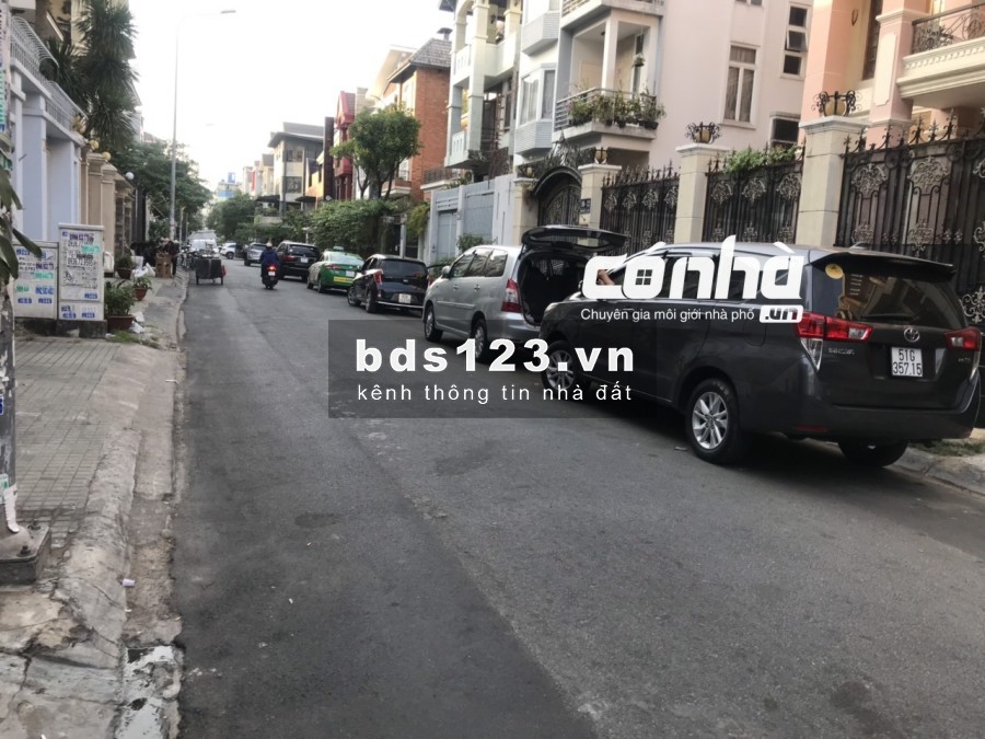 Cho thuê nhà nguyên căn mặt tiền đường Hoa Đào, Phú Nhuận. DT : 8x18m, 2 lầu _ có nhà