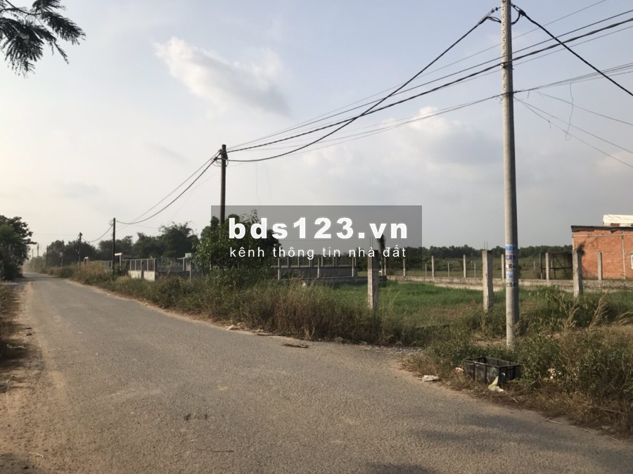 Bán gấp lô đất Hóc Môn dt 7,4*18(133m) , gia 630tr sổ hồng chung, khu dân cư hiện hữu