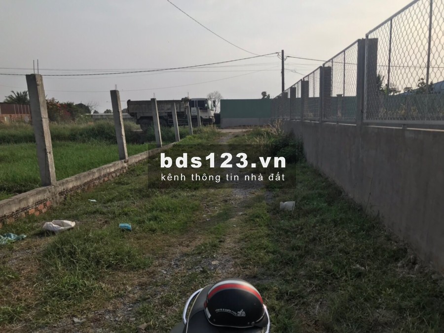 Bán gấp lô đất Hóc Môn dt 7,4*18(133m) , gia 630tr sổ hồng chung, khu dân cư hiện hữu