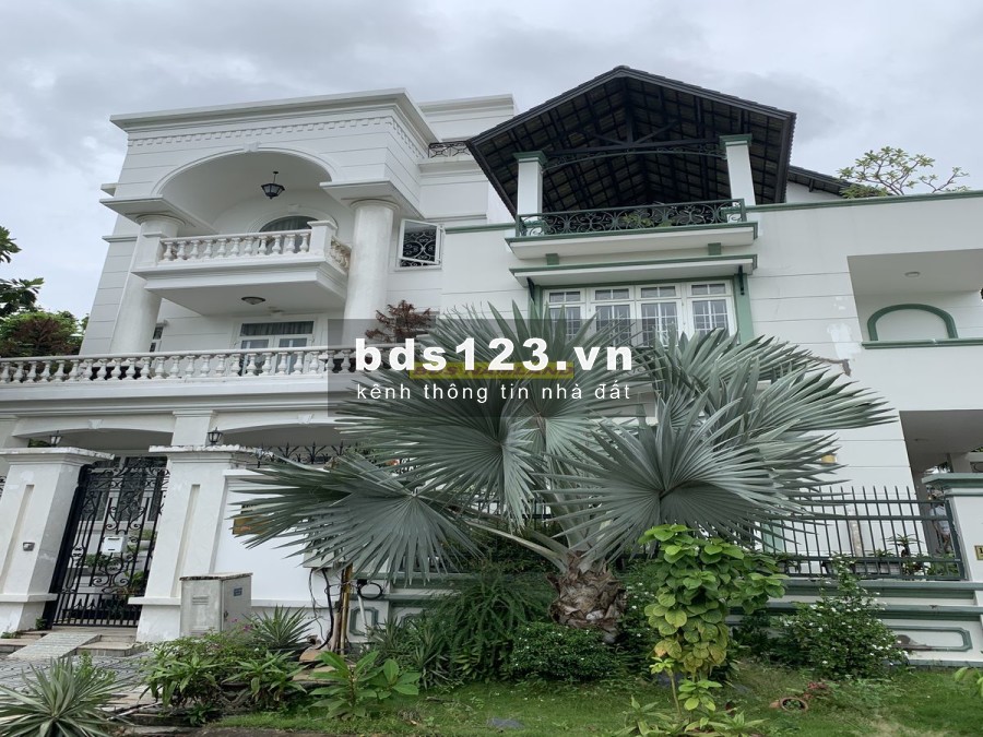 Villa Thảo Điền, sân vườn hồ bơi 15x25 5pn hiện đại