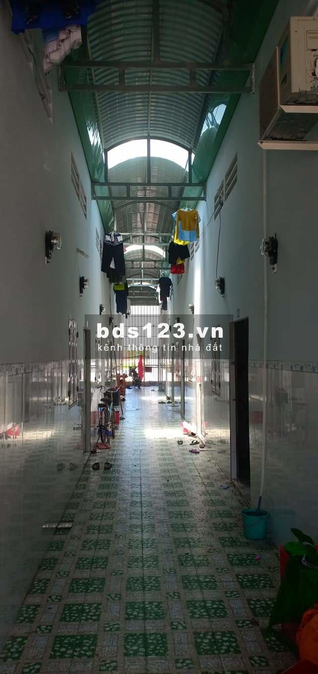 Thua độ đá banh bán gấp dãy trọ 10P+2kiot DT: 300m2 mặt tiền KD buôn bán, ngay KCN, dân đông, giá rẻ
