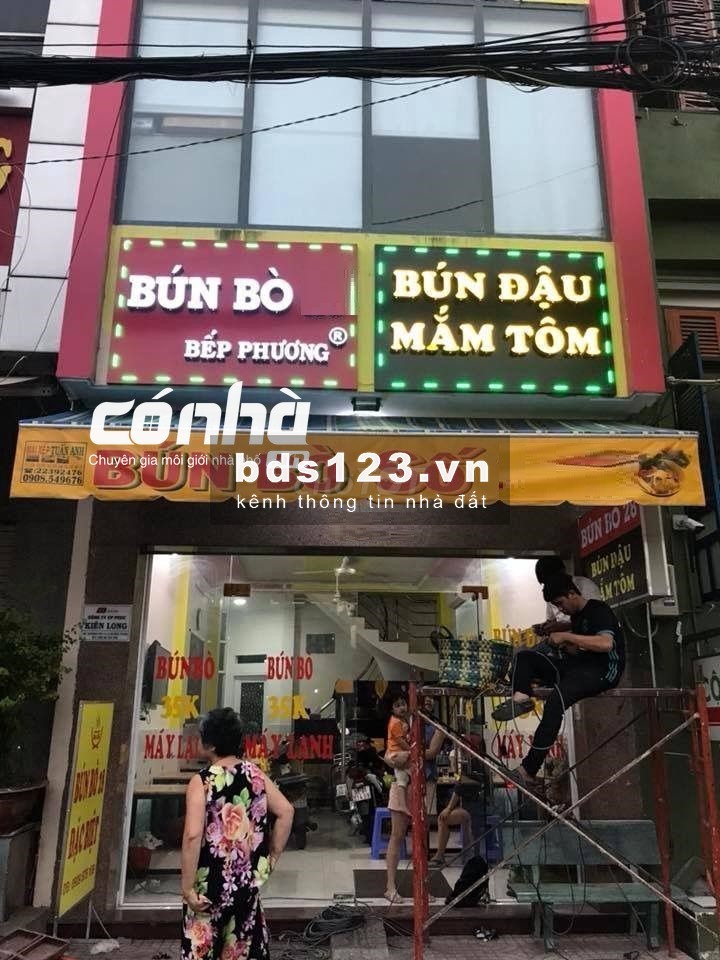 Cho thuê nhà mặt tiền đường Hoàng Việt, Tân Bình. DT 4x20m, 3 lầu _ CÓ NHÀ