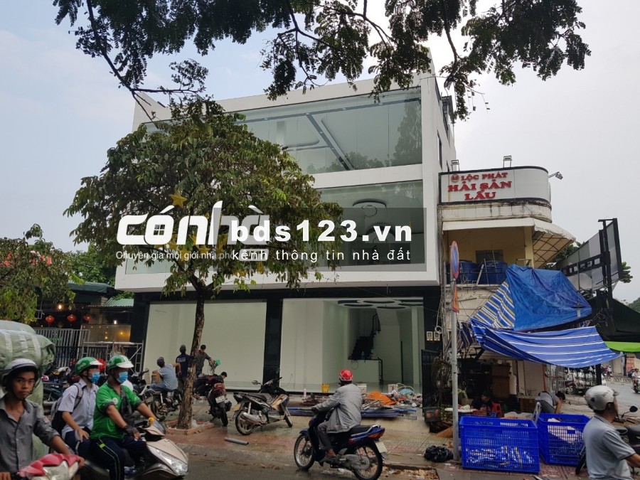 Nhà thuê góc 2 mặt tiền đường Thành Thái, Quận 10. DT 12x12m, _ CÓ NHÀ