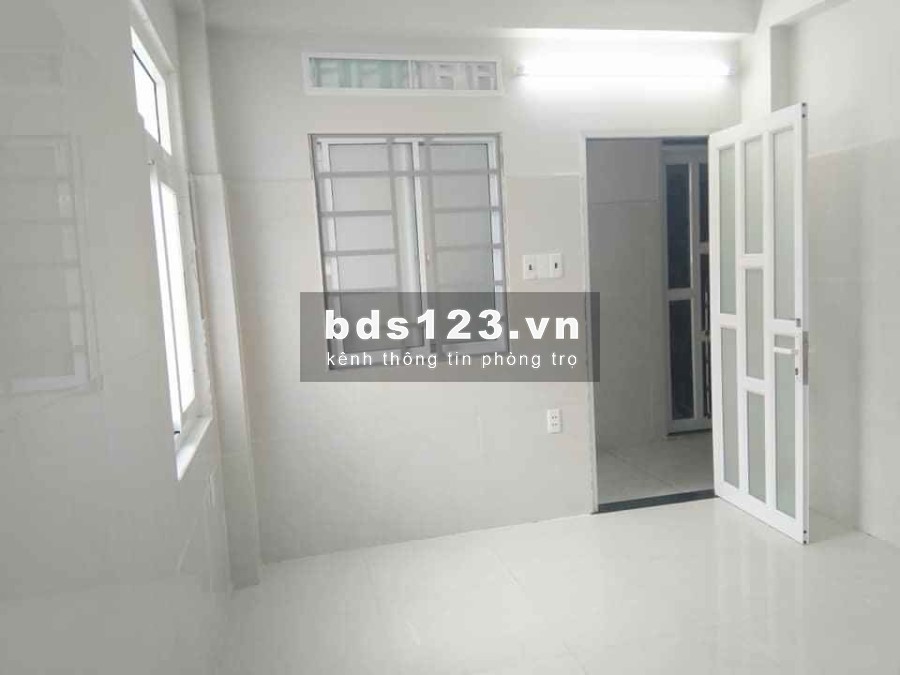 Phòng đẹp an ninh cho người đi làm, sinh viên. WC riêng, bếp, cửa sổ, ban công, gác đúc, giờ tự do, bảo vệ & camera an ninh 24/24. Đường 10m xe tải tới cổng