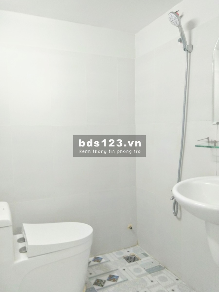Phòng đẹp an ninh cho người đi làm, sinh viên. WC riêng, bếp, cửa sổ, ban công, gác đúc, giờ tự do, bảo vệ & camera an ninh 24/24. Đường 10m xe tải tới cổng
