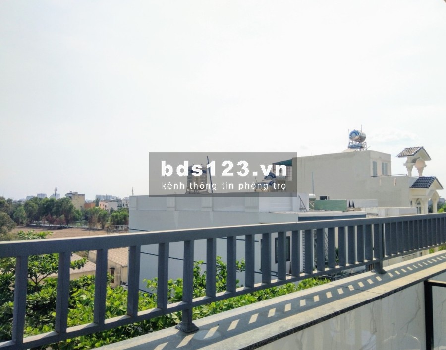 Phòng đẹp an ninh cho người đi làm, sinh viên. WC riêng, bếp, cửa sổ, ban công, gác đúc, giờ tự do, bảo vệ & camera an ninh 24/24. Đường 10m xe tải tới cổng
