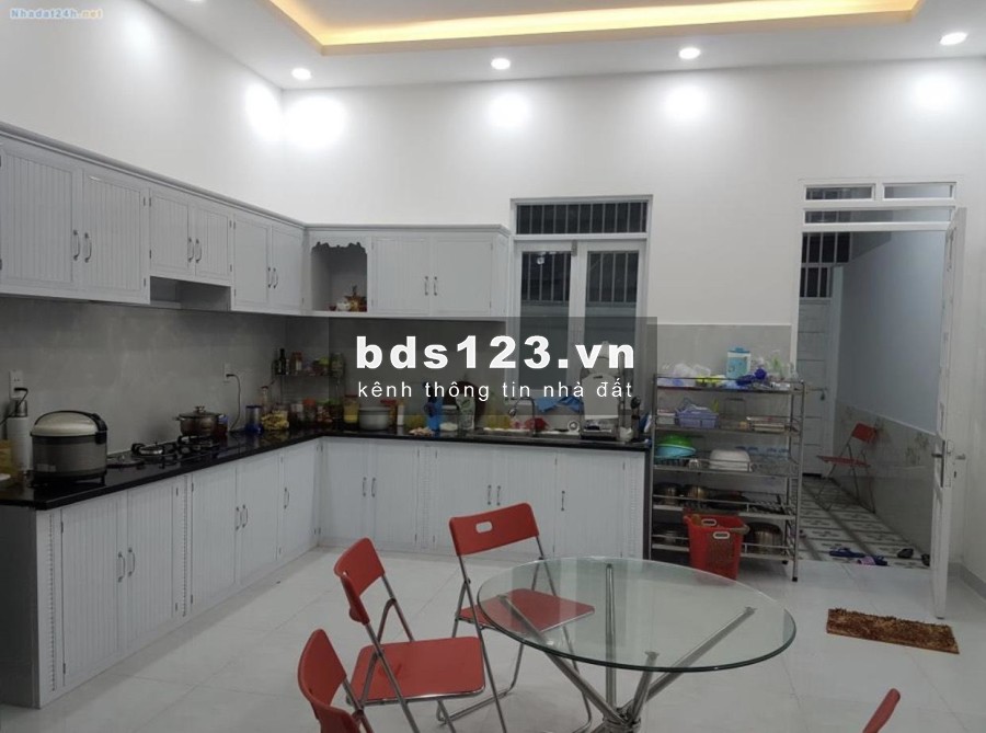 Chú Tư làm ăn thua lỗ cần bán gấp nhà 1 trệt 1 lầu SHR, dân cư đông đúc, gần chợ, lô đất 600m2