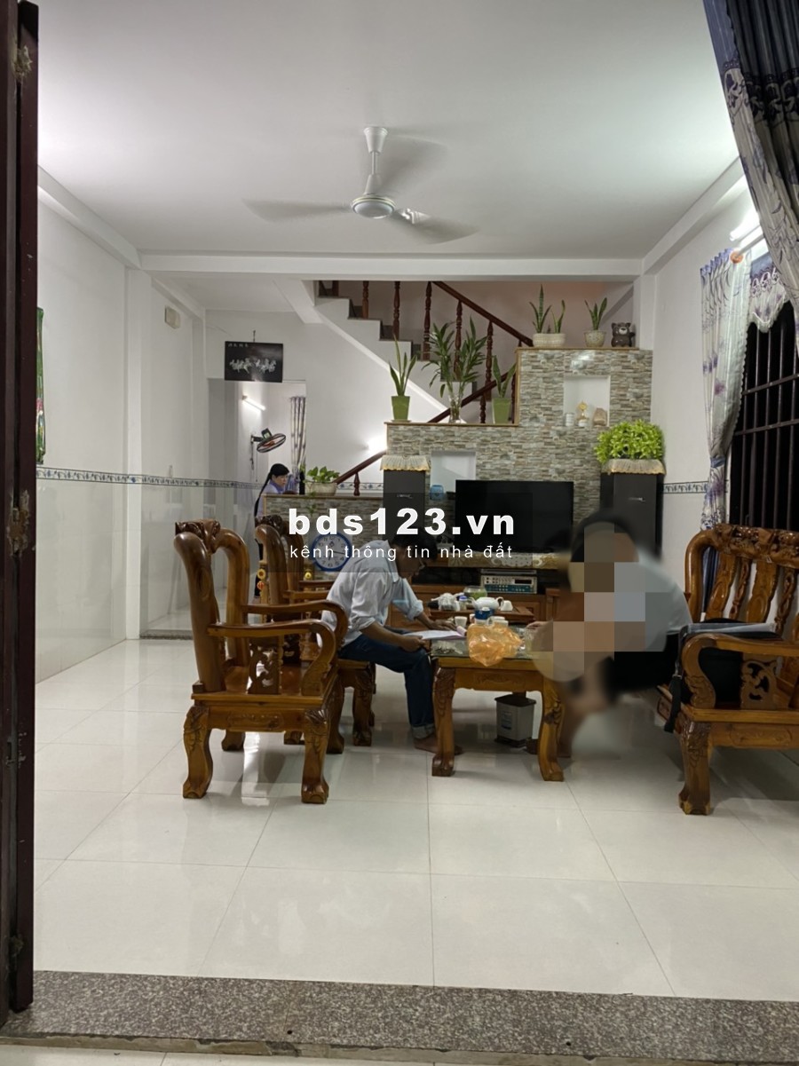 Chú Tư làm ăn thua lỗ cần bán gấp nhà 1 trệt 1 lầu SHR, dân cư đông đúc, gần chợ, lô đất 600m2
