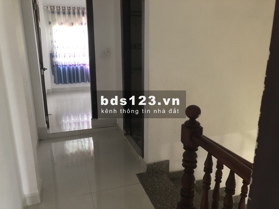 Chú Tư làm ăn thua lỗ cần bán gấp nhà 1 trệt 1 lầu SHR, dân cư đông đúc, gần chợ, lô đất 600m2