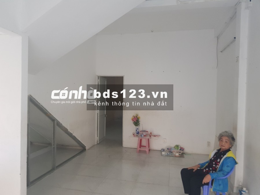 Cho thuê nhà mặt tiền đường Hồ Bá Kiện, P15, Quận 10. DT 7x18m _ CÓ NHÀ