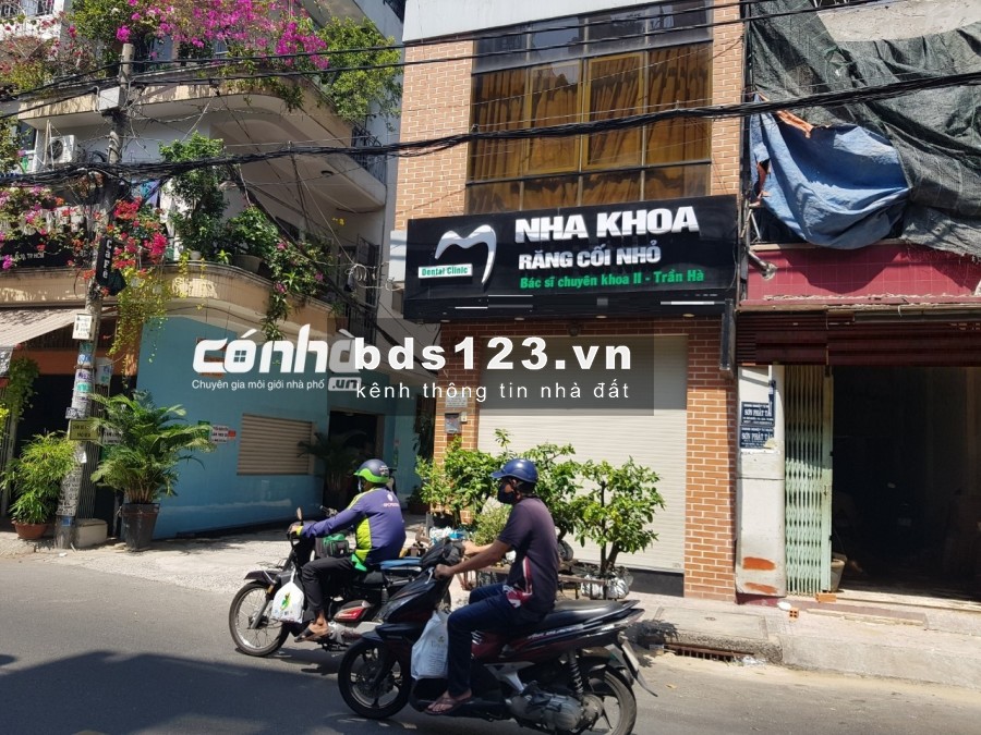 Cho thuê nhà măt tiền đường Ngô Quyền, phường 6, Quận 10. Nhà mới 3 lầu _ CÓ NHÀ