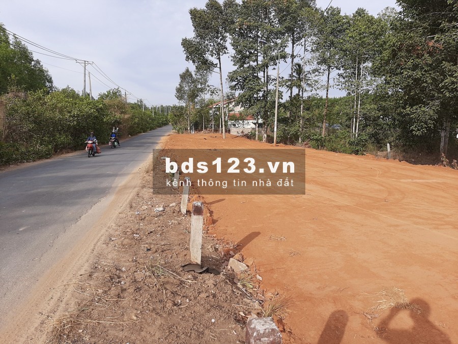 Chính chủ bán lô đất mặt tiền đường chính Phước Bình đang mở rộng 32m, view suối cực đẹp.