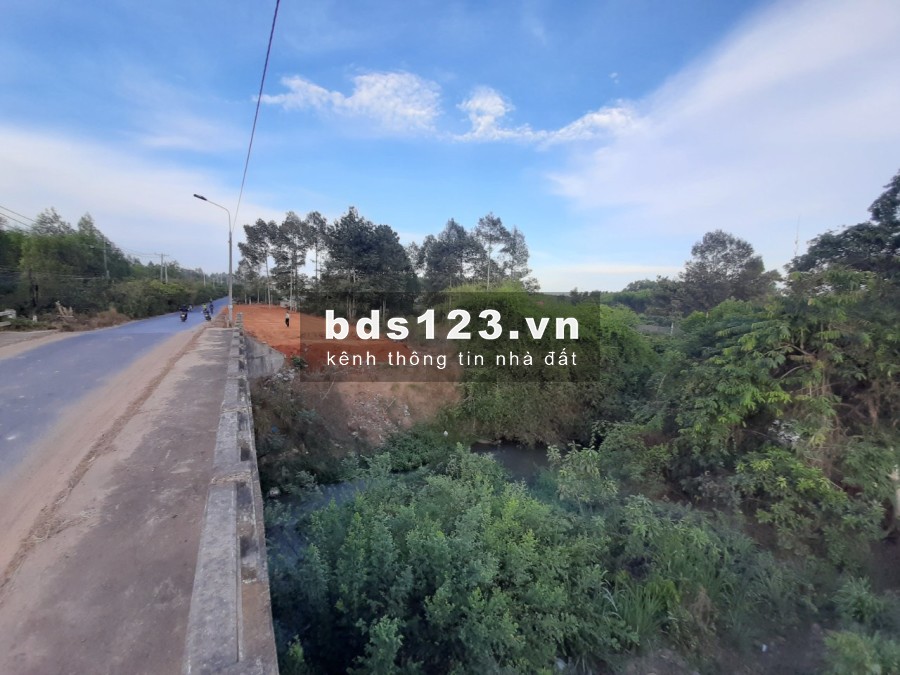 Chính chủ bán lô đất mặt tiền đường chính Phước Bình đang mở rộng 32m, view suối cực đẹp.