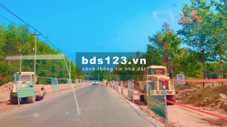 Chính chủ bán lô đất mặt tiền đường chính Phước Bình đang mở rộng 32m, view suối cực đẹp.