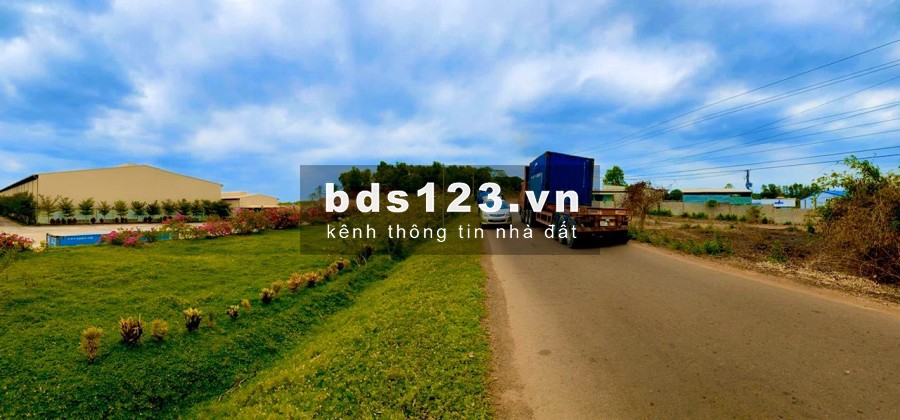 Chính chủ bán lô đất mặt tiền đường chính Phước Bình đang mở rộng 32m, view suối cực đẹp.