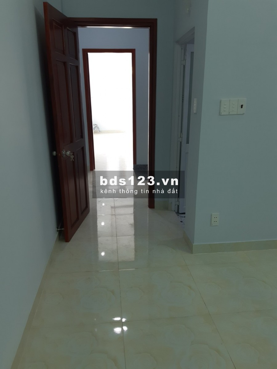 Bán nhà 2 lầu, 2 sẹc Lê Trọng Tấn cách ĐH Công Nghiệp Thực Phẩm HCM 1.5km, giá chỉ 2 tỷ