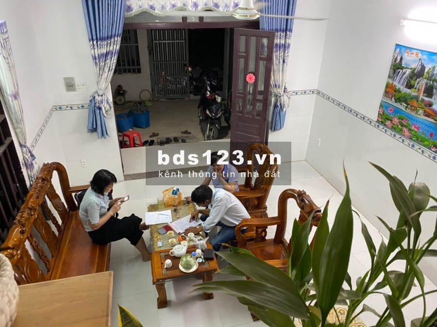 Gia đình đỗ nợ cần bán căn nhà 1 trệt 1 lầu, sổ riêng, ngay khu đô thị Mỹ Phước 3